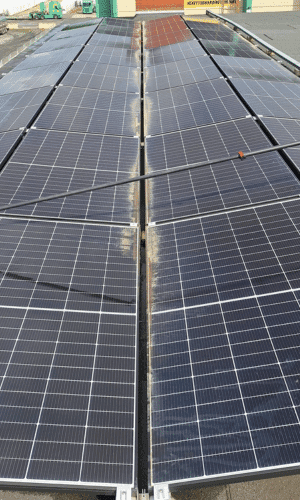 Photovoltaikanlage vor der Reinigung